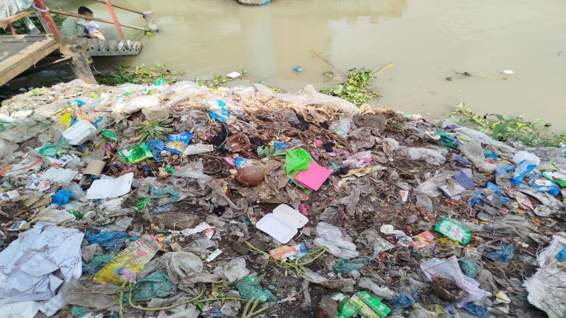 প্লাস্টিক ও পলিথিন বর্জ্যে তুলাতলী নদী ময়লার ভাগাড়ে পরিণত