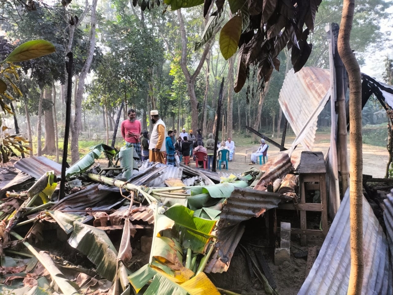 শিবচরে দুর্বৃত্তদের দেয়া আগুনে পুড়ে ছাই প্রাথমিক বিদ্যালয়