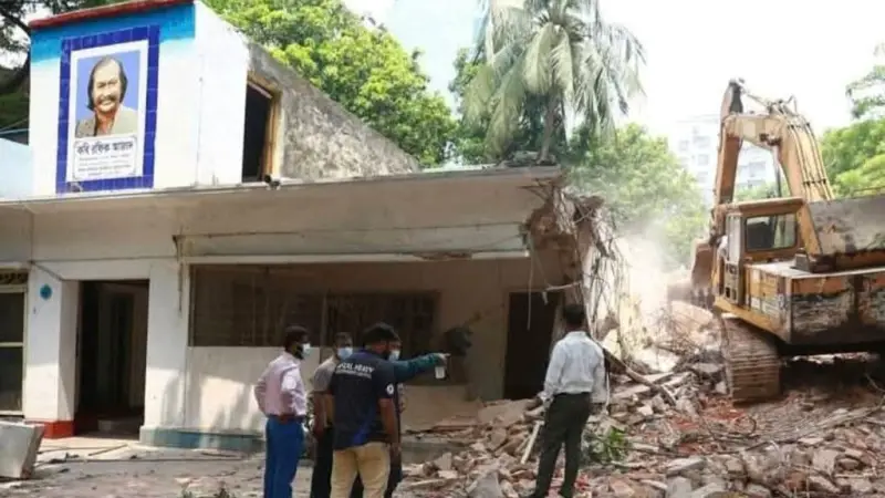 গুঁড়িয়ে দেওয়া হলো কবি রফিক আজাদের স্মৃতিবিজড়িত বাড়ি