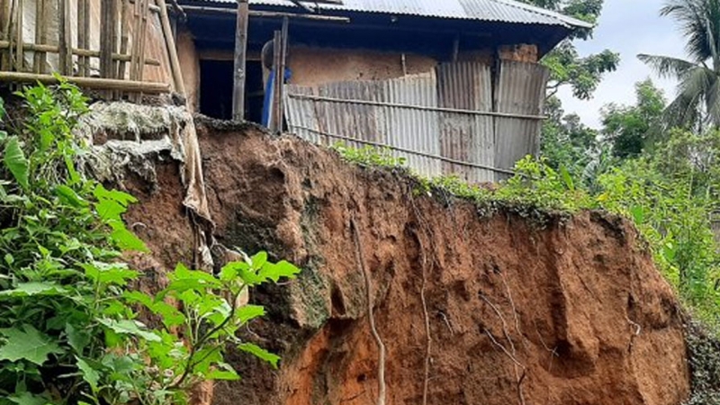 কক্সবাজারে পাহাড় ধসে একই পরিবারের ৩ জন নিহত 