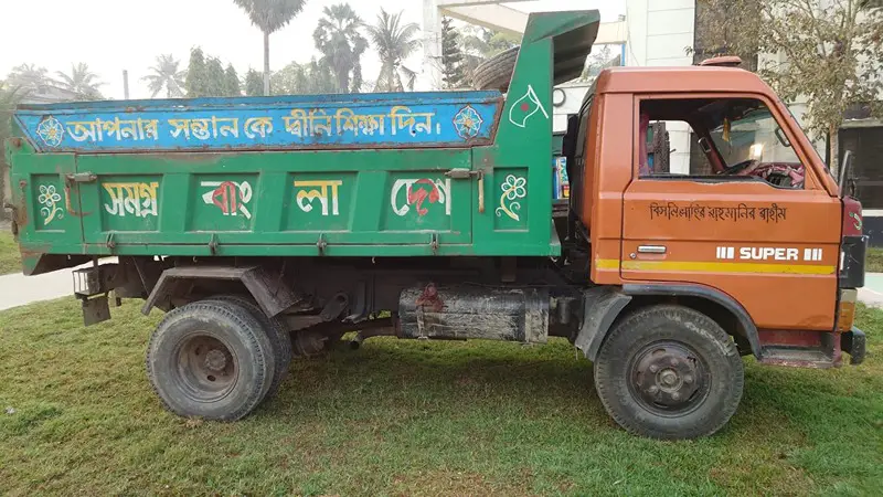 বালুভর্তি ট্রাক থেকে ৪০ বস্তা ভারতীয় চিনি উদ্ধার