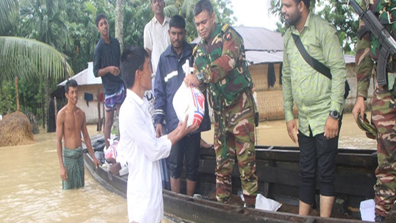 ত্রাণ সহায়তায় শিক্ষার্থী সেনাবাহিনী