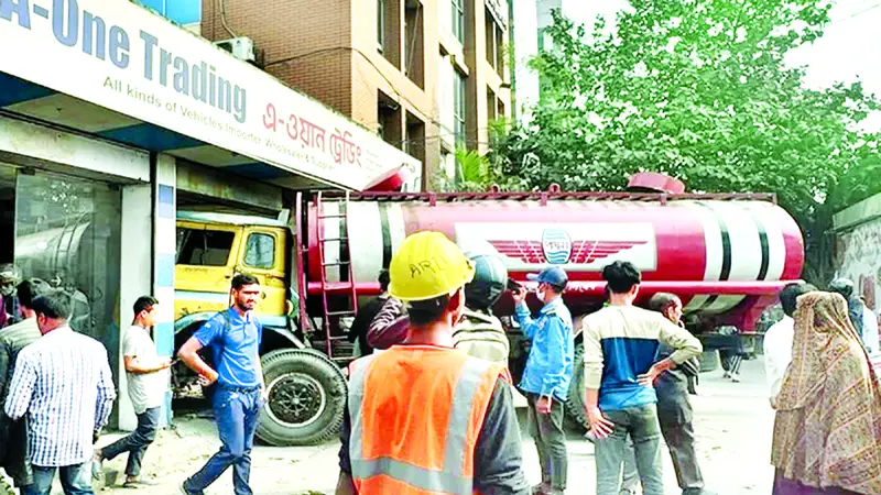 ভাটারায় নিয়ন্ত্রণ হারিয়ে তেলের লরি শো-রুমে পথচারী নিহত