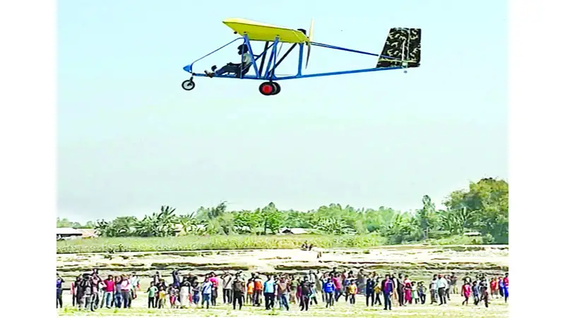 নিজের তৈরি বিমানে উড়লেন জুলহাস