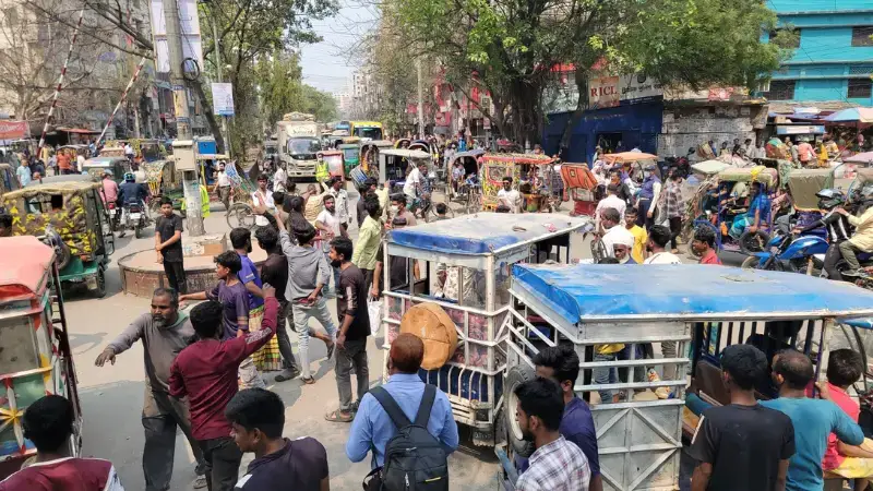 অবাধ চলাচলের দাবিতে নারায়ণগঞ্জে অটোরিকশা চালকদের সড়ক অবরোধ ও বিক্ষোভ