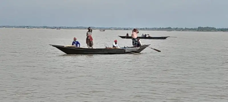 সরকারের লক্ষ্যমাত্রা ব্যাহত হওয়ার আশঙ্কা, কমলনগরের মেঘনায় অবাধে মাছ শিকার