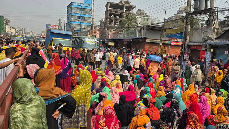 গাজীপুরে পোশাক শ্রমিকদের দুই মহাসড়ক অবরোধ বিক্ষোভ