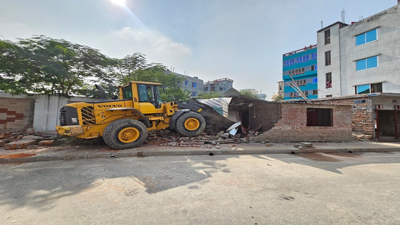 রাজশাহীতে অবৈধ স্থাপনা উচ্ছেদ করলো রাসিকের ভ্রাম্যমাণ আদালত