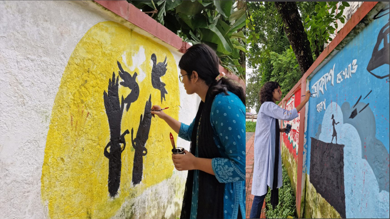 বিবর্ণ দেয়ালে ফুটছে গ্রাফিতির সৌন্দর্য