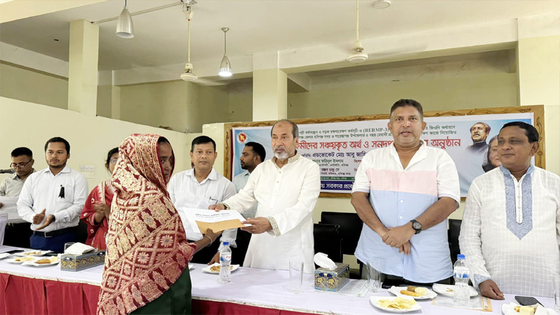 সড়ক রক্ষণাবেক্ষণে নিয়োজিত ১১০ নারীকর্মী পেলেন কোটি টাকা