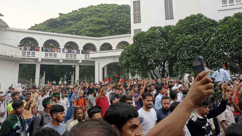 দুপুর ২টার মধ্যে বিচারকদের অপসারণ করতে আল্টিমেটাম