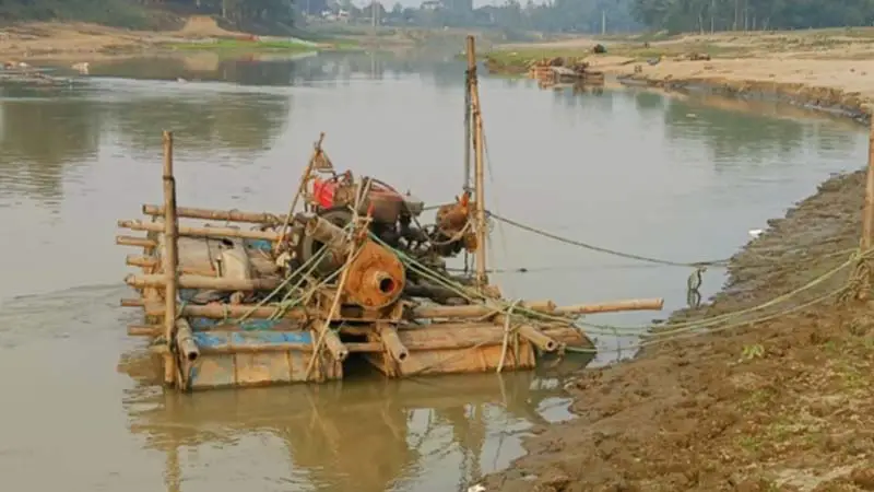 অবাধে বালু উত্তোলনে বাঁধ ভেঙে শহর তলিয়ে যাওয়ার শঙ্কা!