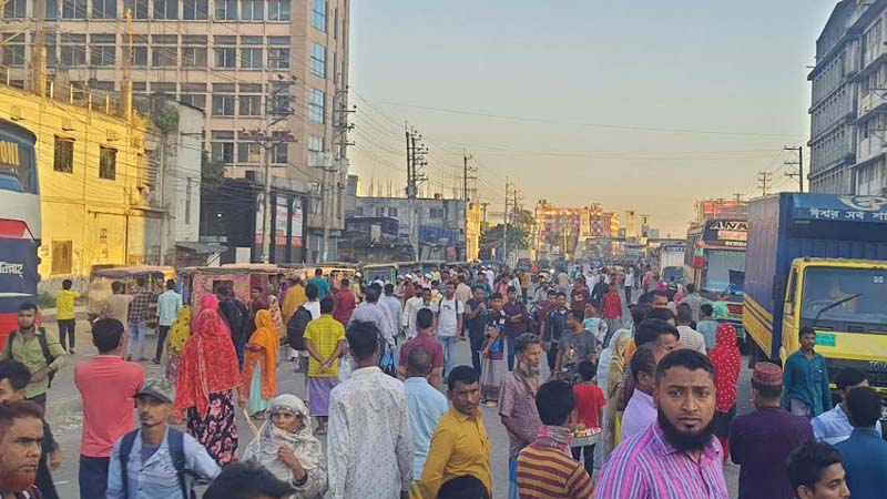 ২৪ ঘণ্টা ধরে ঢাকা-ময়মনসিংহ মহাসড়কে শ্রমিকরা, চরম ভোগান্তিতে যাত্রীরা