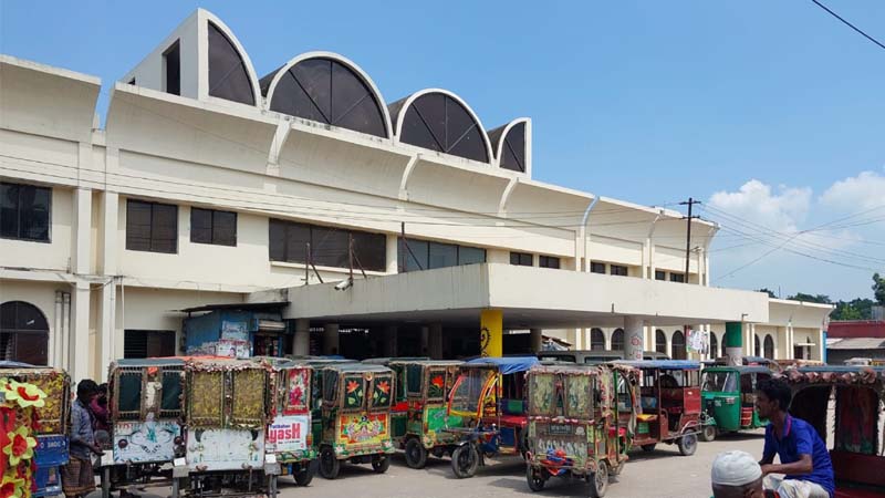 দৃষ্টিনন্দন রেল স্টেশনে নেই নামফলক