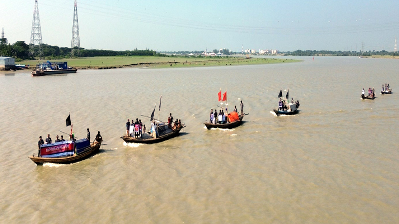 গ্যাসসহ জীবাশ্ম জ্বালানির ব্যবহার বন্ধের দাবিতে কলাপাড়ায় রাবনাবাদ চ্যানেলে নৌর‌্যালি