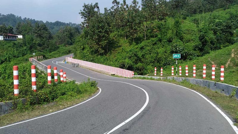 খাগড়াছড়িতে পুলিশের সামনেই শিক্ষার্থীদের সড়ক অবরোধ