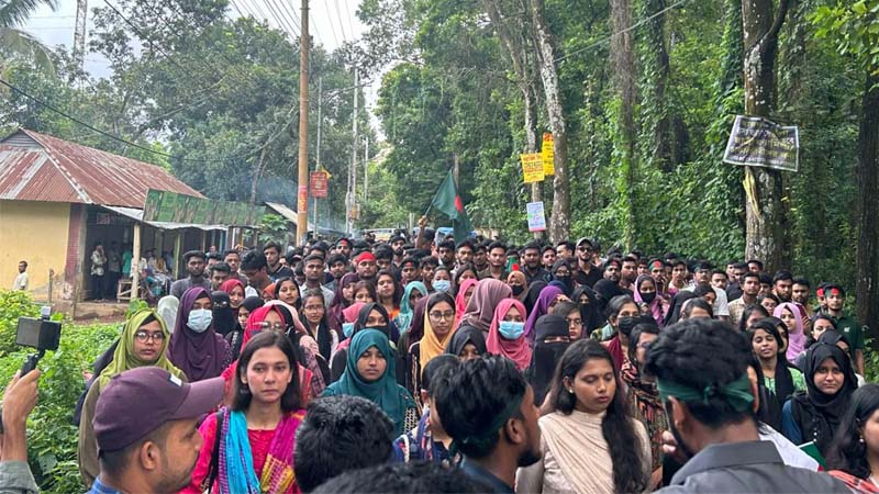 পুলিশি হামলার প্রতিবাদে শিক্ষার্থীদের বিক্ষোভ মিছিল