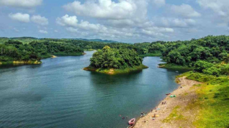 মহামায়া লেকে প্রেমিককে আটকে তরুণীকে সংঘবদ্ধ ধর্ষণ