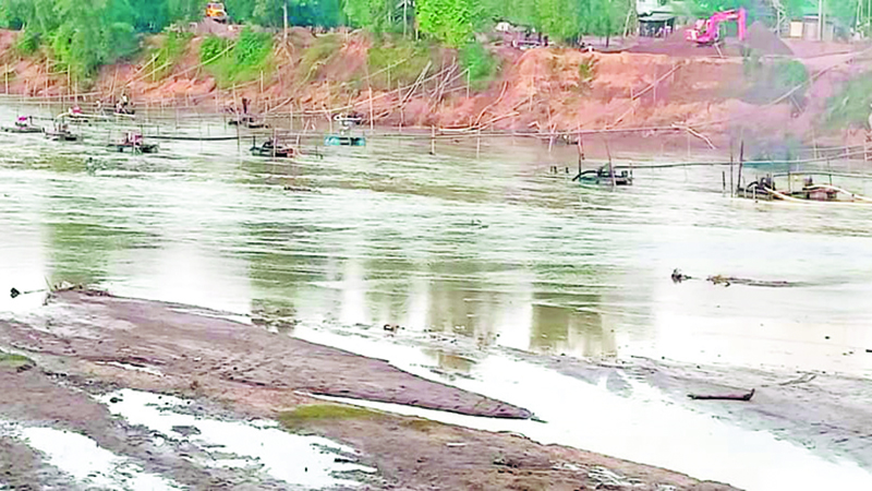 নদীর বালু লুট, হুমকিতে স্থলবন্দর ও সেতু