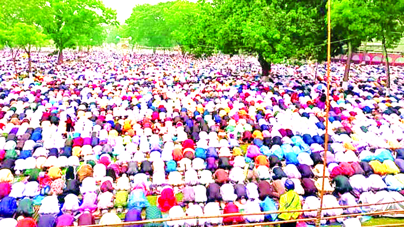 গোর-এ শহীদ ময়দানে নামাজ পড়লেন ৩ লাখ মুসল্লি