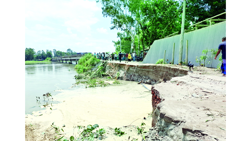 টাঙ্গাইলে সেতুর সংযোগ সড়ক ভেঙে যোগাযোগ বিচ্ছিন্ন