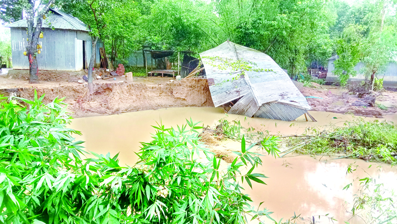 মহারশি নদী খনন না করায় বেড়েছে ভাঙন