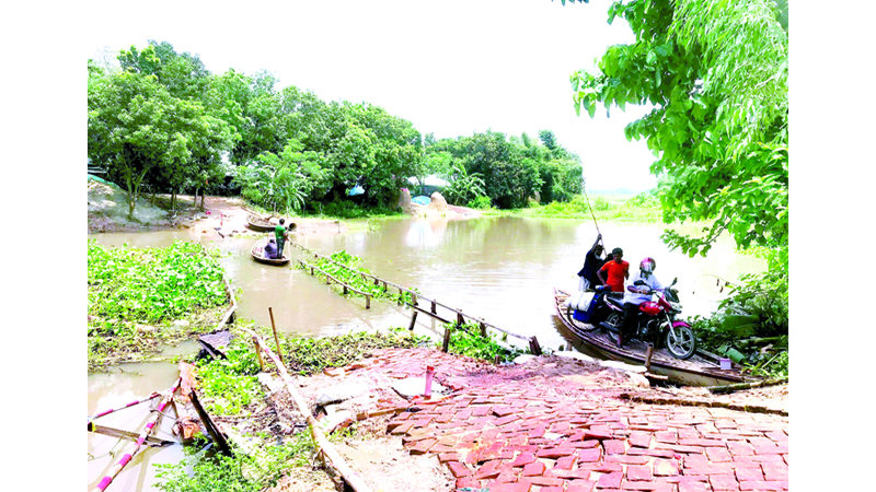 আত্রাইয়ে পানির নিচে সড়ক, নৌকাই ভরসা