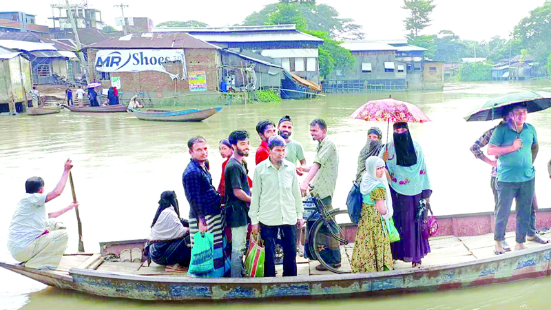 কালকিনিতে নৌকায় ৪০ গ্রামের মানুষের নদী পারাপার