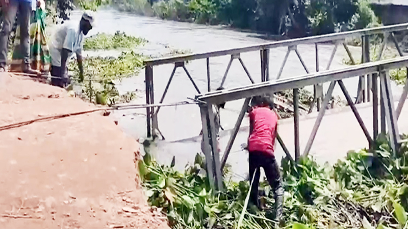 বেত্রাবতী নদীর ওপর নির্মিত সেতু ভেঙে যোগাযোগ বিচ্ছিন্ন