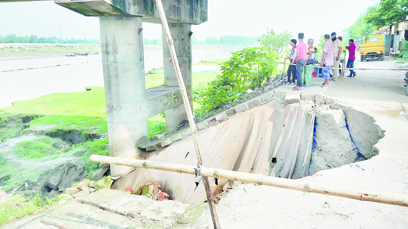 জামালপুর শহররক্ষা বাঁধে ধস  ঝুঁকিতে বসতঘর মহাসড়ক