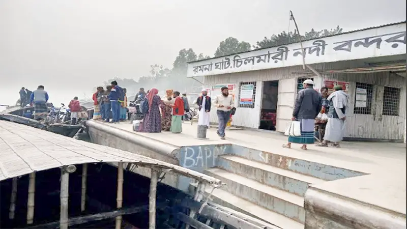 ব্রহ্মপুত্রে নাব্য সংকট ফেরি চলাচল বন্ধ