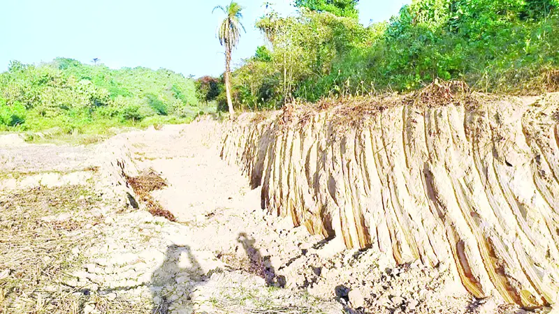 চন্দনাইশে টিলা কেটে সাবাড়