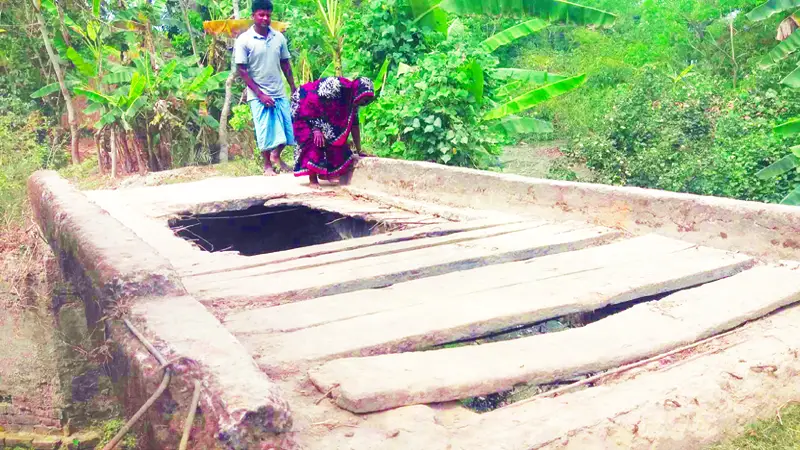 মীরসরাইয়ে ঝুঁকিপূর্ণ সেতু দিয়ে হাজারো মানুষের চলাচল