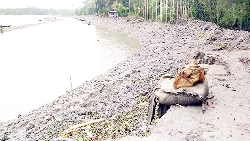 পাউবোর ১০ কিমি বাঁধ বিলীন