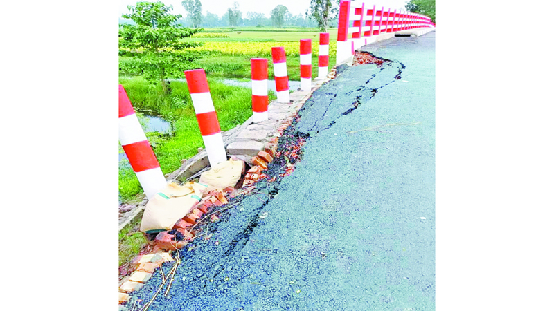 ব্রিজ বুঝিয়ে দেওয়ার আগেই সংযোগ সড়কে ধস