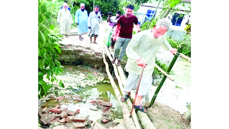 শ্রীনগরে পানির তোড়ে রাস্তা ভেঙে চলাচল ব্যাহত