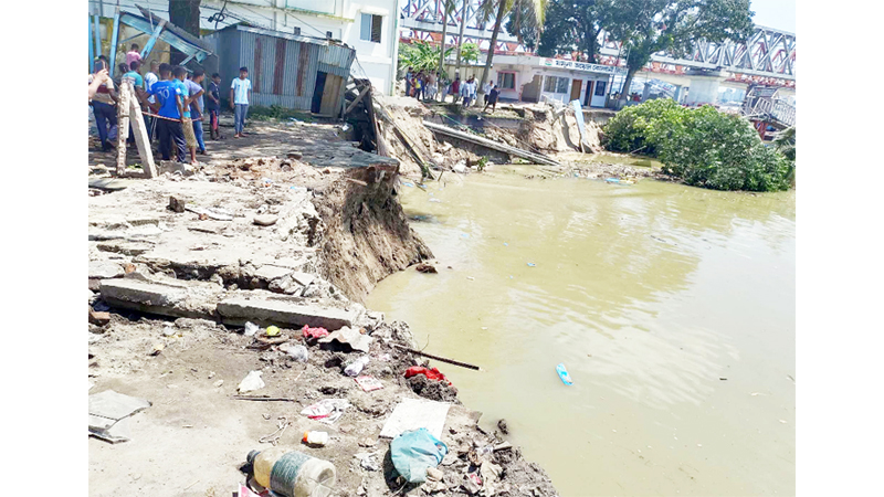 ভৈরবে মেঘনার ভাঙনে হুমকিতে সার গুদাম রেলসেতু