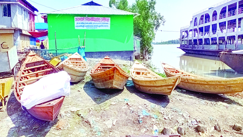 জৌলুস হারাচ্ছে শত বছরের নৌকার হাট