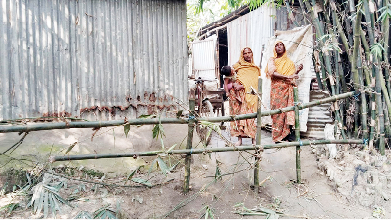 ধুনটে বাড়ির রাস্তায় বেড়া দিয়ে প্রতিবন্ধকতা