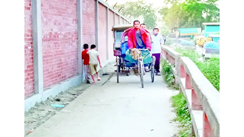 শীতলক্ষ্যা তীরের ওয়াকওয়ে দিয়ে চলছে ব্যাটারি রিক্সা