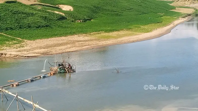 চন্দনাইশে শঙ্খ নদী থেকে বালু তোলায় হুমকির মুখে দুই সেতু