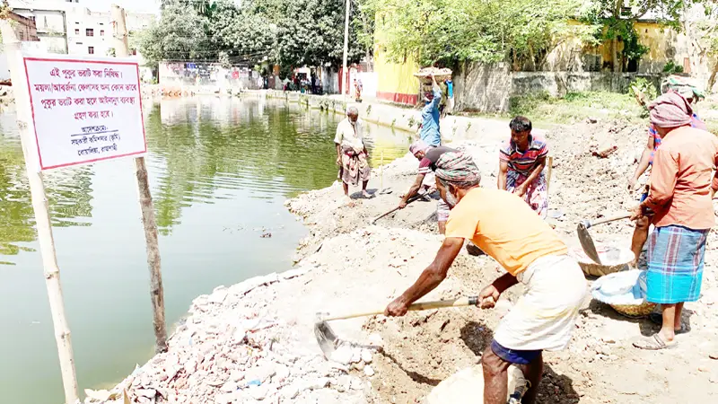 রাজশাহীতে ভরাট হওয়া পুকুর স্বরূপে ফেরানোর উদ্যোগ