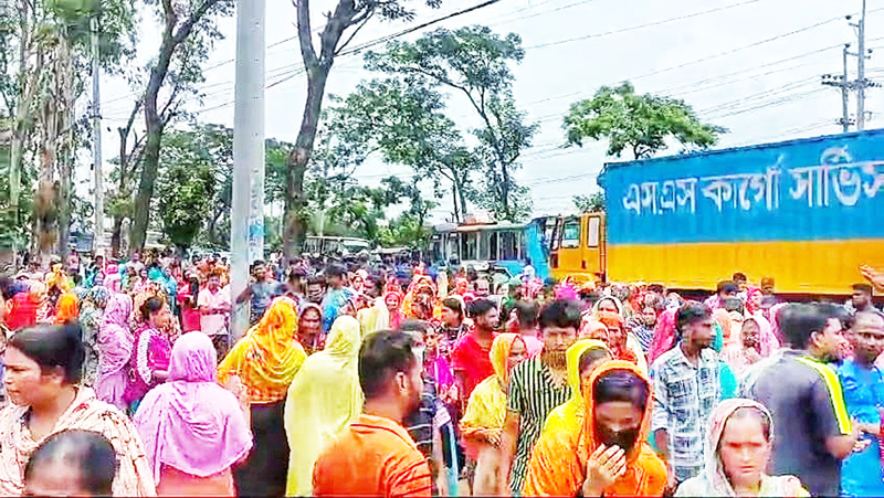 বকেয়া বেতনের দাবিতে ঢাকা-চট্টগ্রাম মহাসড়ক অবরোধ