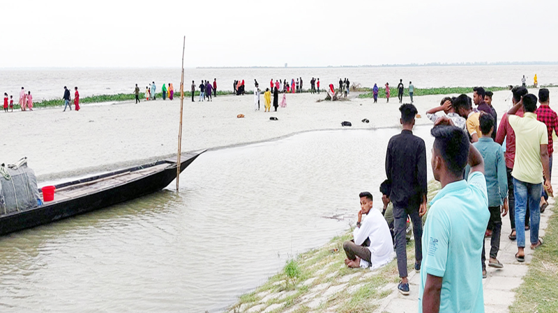 ঈদে বিনোদনপ্রেমী মানুষের ঢল