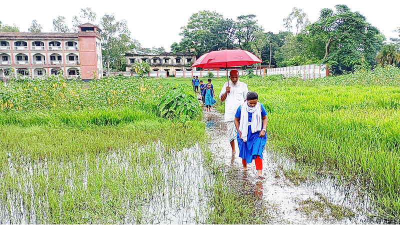 স্কুল মাঠে জলাবদ্ধতা, শিক্ষক শিক্ষার্থীদের দুর্ভোগ