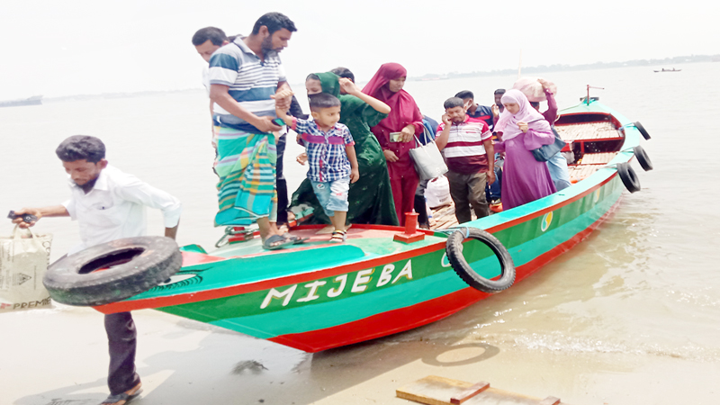 গজারিয়ায় ২০ হাজার মানুষের ভরসা ট্রলার