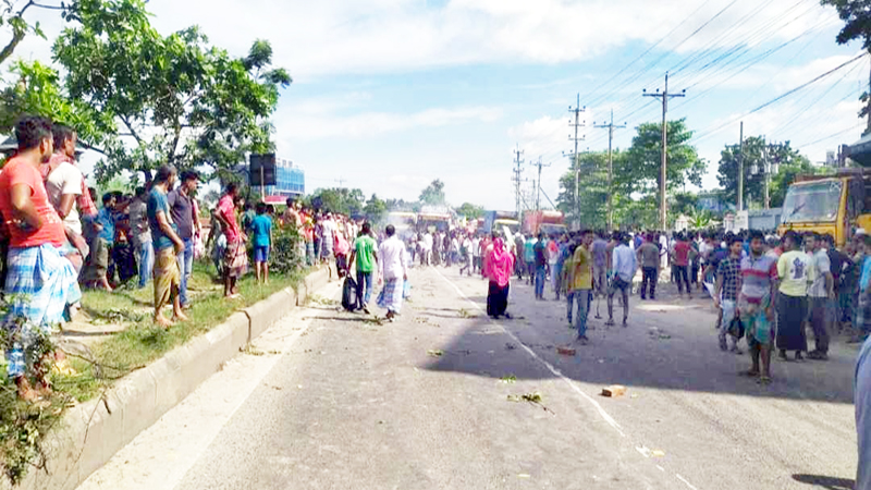 শ্রীপুরে গার্মেন্টস শ্রমিকদের মহাসড়ক অবরোধ