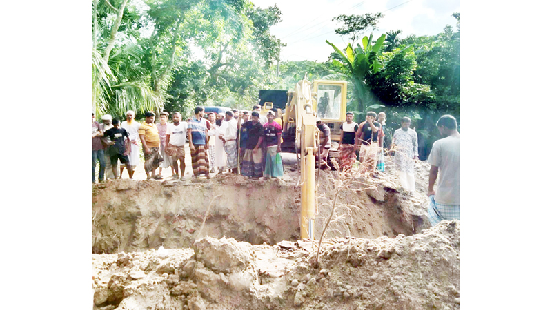 বন্যানিয়ন্ত্রণ বাঁধ কেটে পানি নিষ্কাশন, যান চলাচল বন্ধ