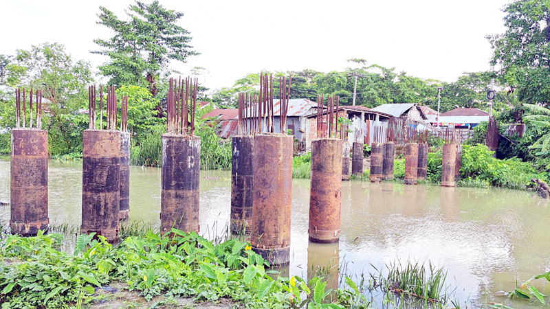 দুই বছর ধরে  সেতু নির্মাণ কাজ বন্ধ 