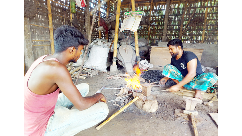 লালমনিরহাটে কামারদের ব্যস্ততা বেড়েছে